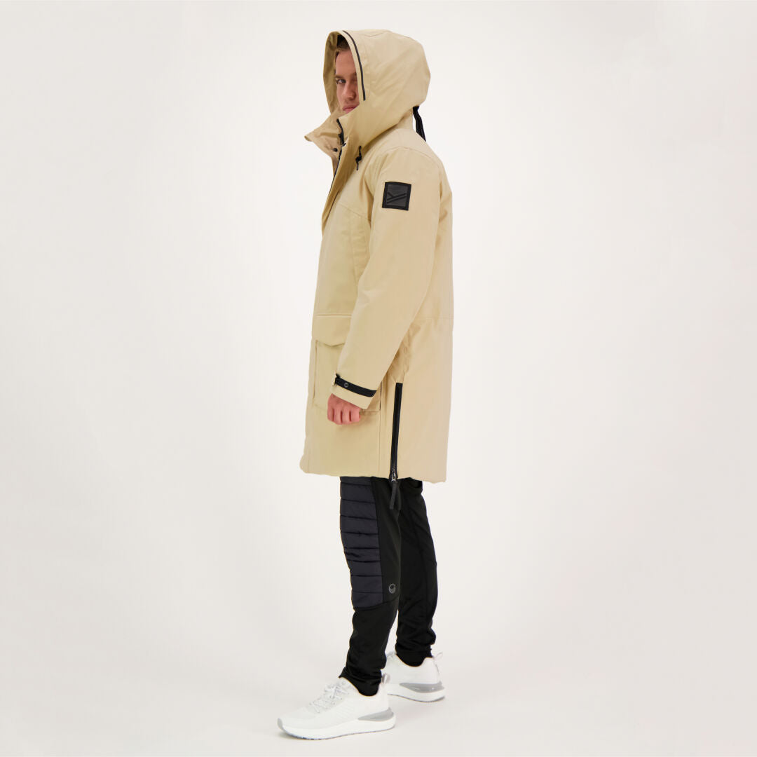 Halti Bergga DrymaxX Talvitakki Miesten henkilö seisoo sivuttain korostaen sen teknisiä ominaisuuksia valkoisella.