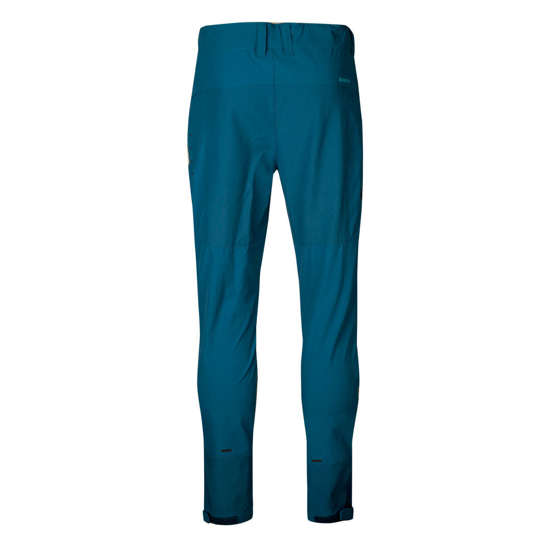 Halti Tracks Miesten X-stretch Housut -housujen takaa näkymä. Housut ovat vyötäröltä joustavalla vyötäröllä ja sopivat täydellisesti aktiiviseen ulkoiluun.