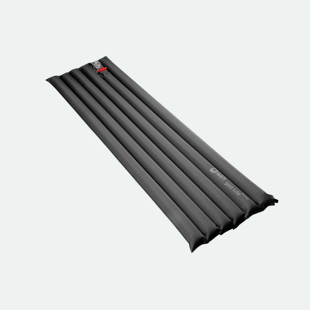 Musta Halti 500 Lite Pump Makuualusta vaakakammioilla, kuvassa vaaleanharmaalla pohjalla.