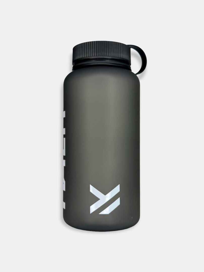 Halti Juomapullo 1 L: kevyt PETG-pullo, vuotamaton kansi, valkoinen geometrinen logo pohjassa.