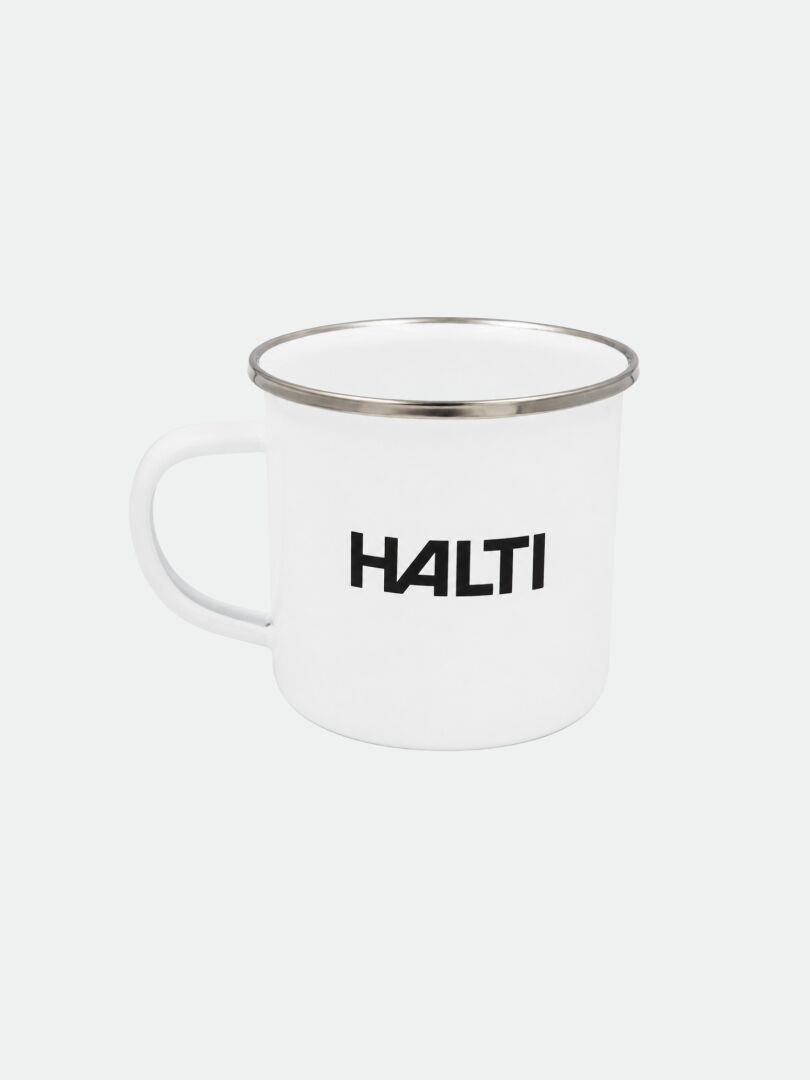 Halti Emalimuki – valkoinen emalimuki, jossa on hopeareunus ja teksti ”HALTI”; ihanteellinen ulkoiluseikkailuihin ja luonnon ystäville.