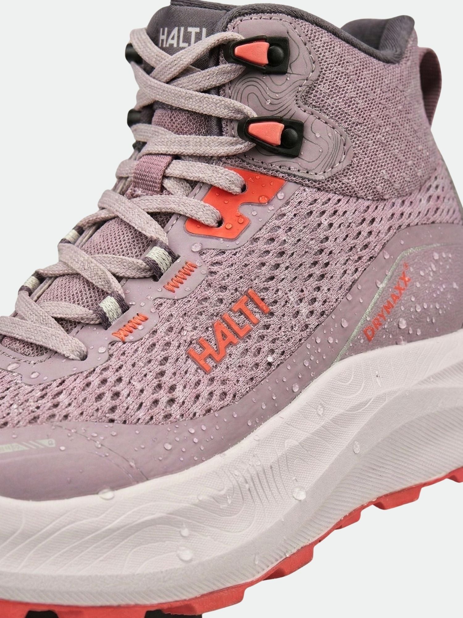 Lähikuva violetista Halti Rapid Mid Mid DX Ulkoilukenkä Naisten verkosta, jossa on oransseja korostuksia ja vesipisaroita.