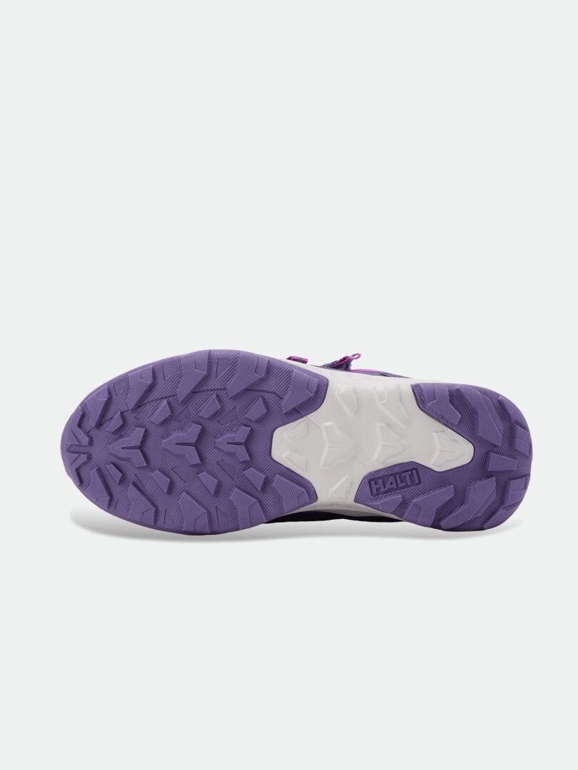Reiss 3 DX Talvikenkä -lasten kengän pohjassa on violetti-valkoinen kulutuspinta, jonka valkoisessa osassa on Halti-logo.