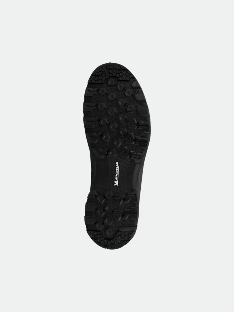 Halti Gompa 2 DX Vaelluskenkien karussa mustassa pohjassa on Michelin-logo keskellä.