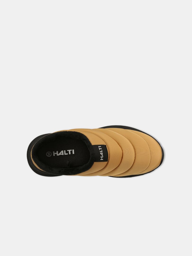 Ylhäältä katsottuna: Halti Rest 2 -tossut, vaaleanruskeat slip-on-tossut, joissa on muistivaahtopohja sisä- ja ulkokäyttöön.