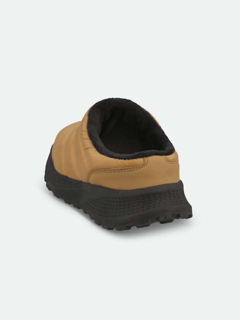 Halti Rest 2 Tohvelit: ruskeanruskea slip-on, jossa on memory foam -pohjallinen, musta pohja ja vuori, takakuva hieman vinossa.