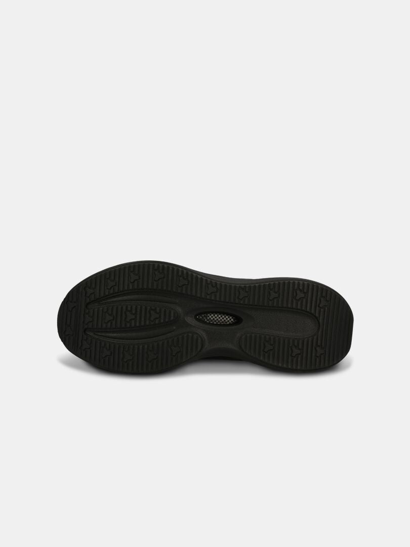 Halti Frisk Tennarit Miesten musta kumipohja kuvioidulla kulutuspinnalla, ihanteellinen hengittävä kenkä, valkoisella pohjalla.