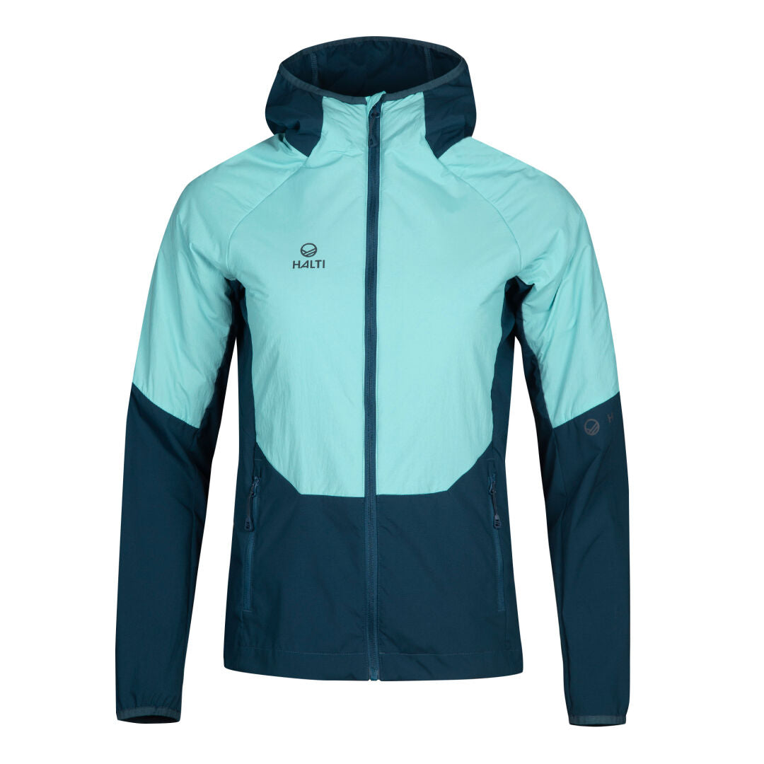 Kaksivärinen sininen Halti Crust Naisten Takki -takki hupulla, vetoketjulla ja taskuilla valkoisella pohjalla.