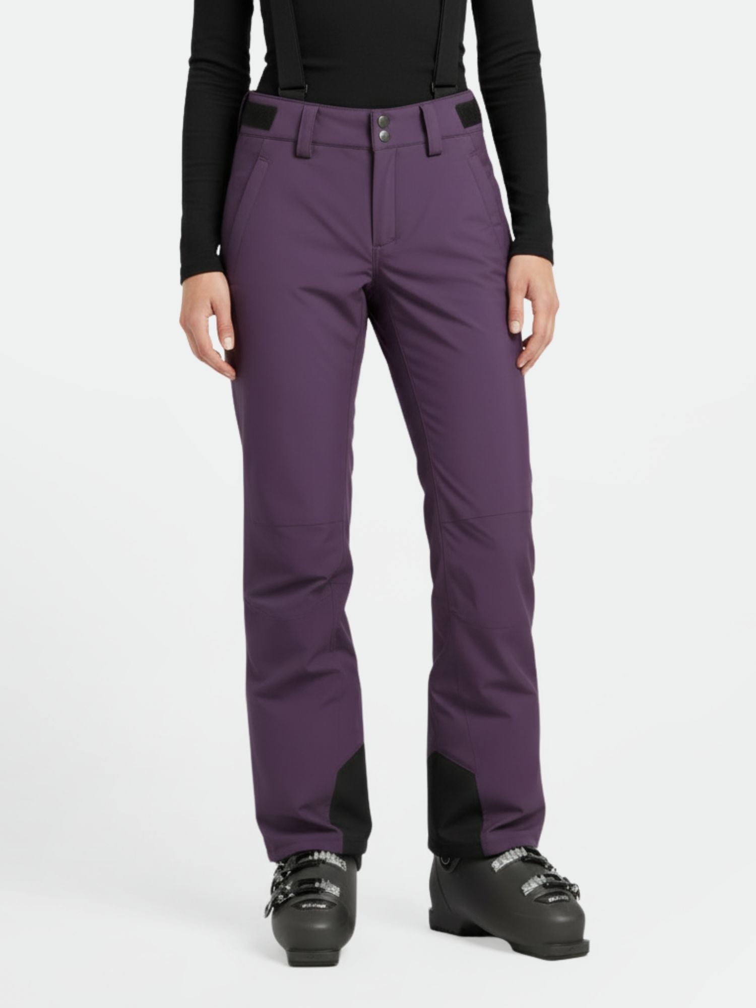 Henkilöllä on yllään violetit Halti Trusty DrymaxX Lasketteluhousut Naisten ja mustat henkselit valkoista taustaa vasten.