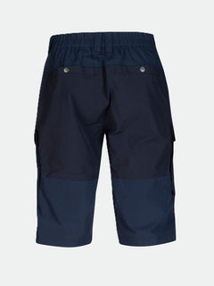 Takakuva Halti Hiker Miesten Lite Shortsit -nimisestä tummansinisestä takataskusta, jossa on kaksi takataskua metallisilla neppareilla, valkoisella pohjalla.