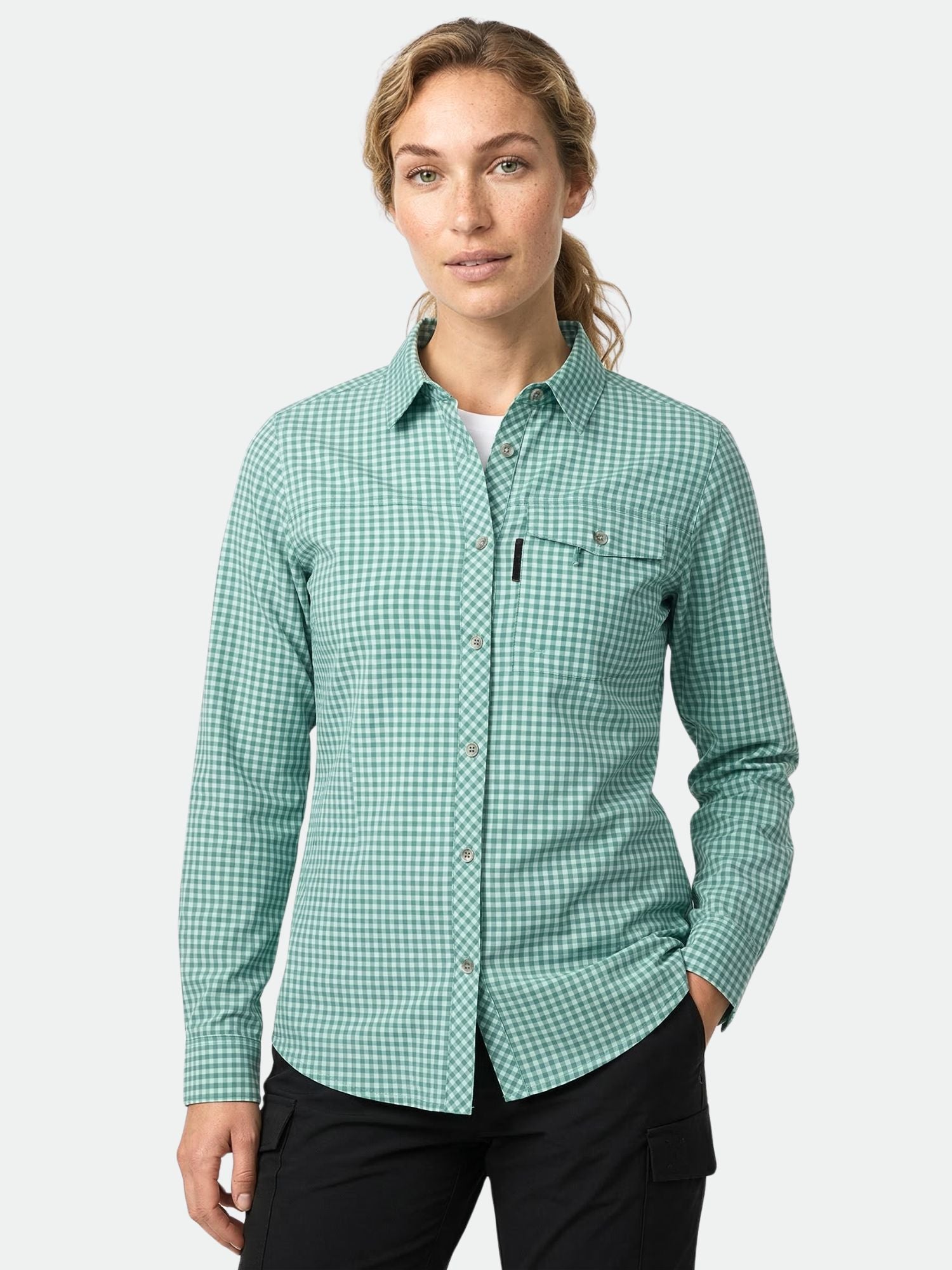 Vihreään Halti Kota Pitkähihainen Ruutupaita Naisten seisoo kameraan päin, toinen käsi taskussa.