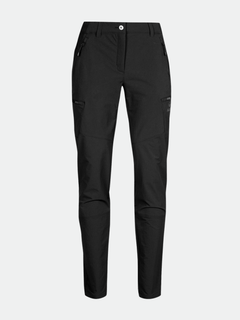 Halti Pallas Evo Brushed X-stretch Ulkoiluhousut Naisten, musta vetoketjullisilla taskuilla ja vyölenkeillä, yksivärisellä vaalealla pohjalla.