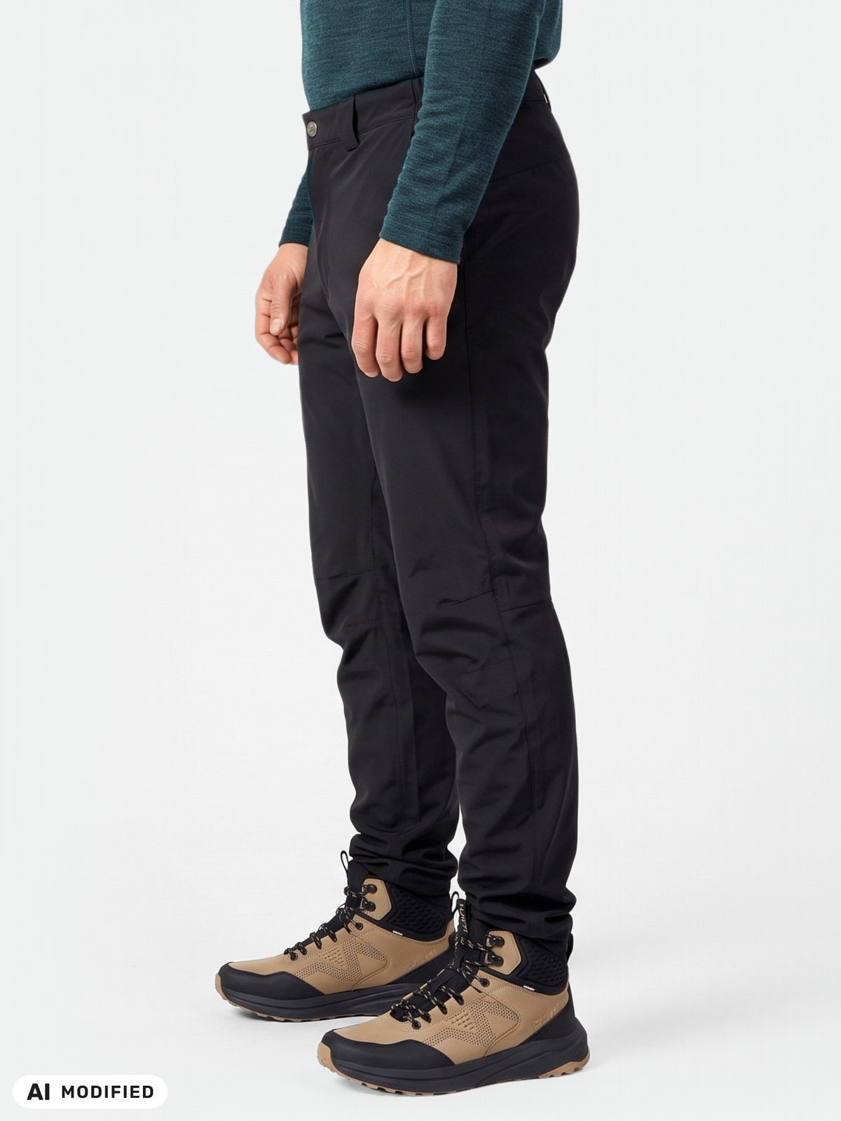 Henkilö, jolla on yllään Halti Vuoksi II DX -kuorihousut ja vaaleanruskeat vaelluskengät, kädet sivuilla, katse hieman vasemmalle.
