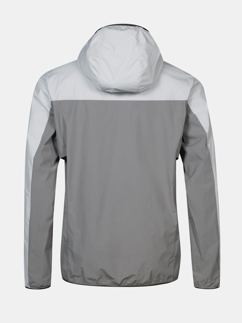 Halti Pallas Cool X-stretch Takki Miesten, vaalea harmaa tummemmilla hihoilla, täydellinen päiväretkille, takaa kuvattu.