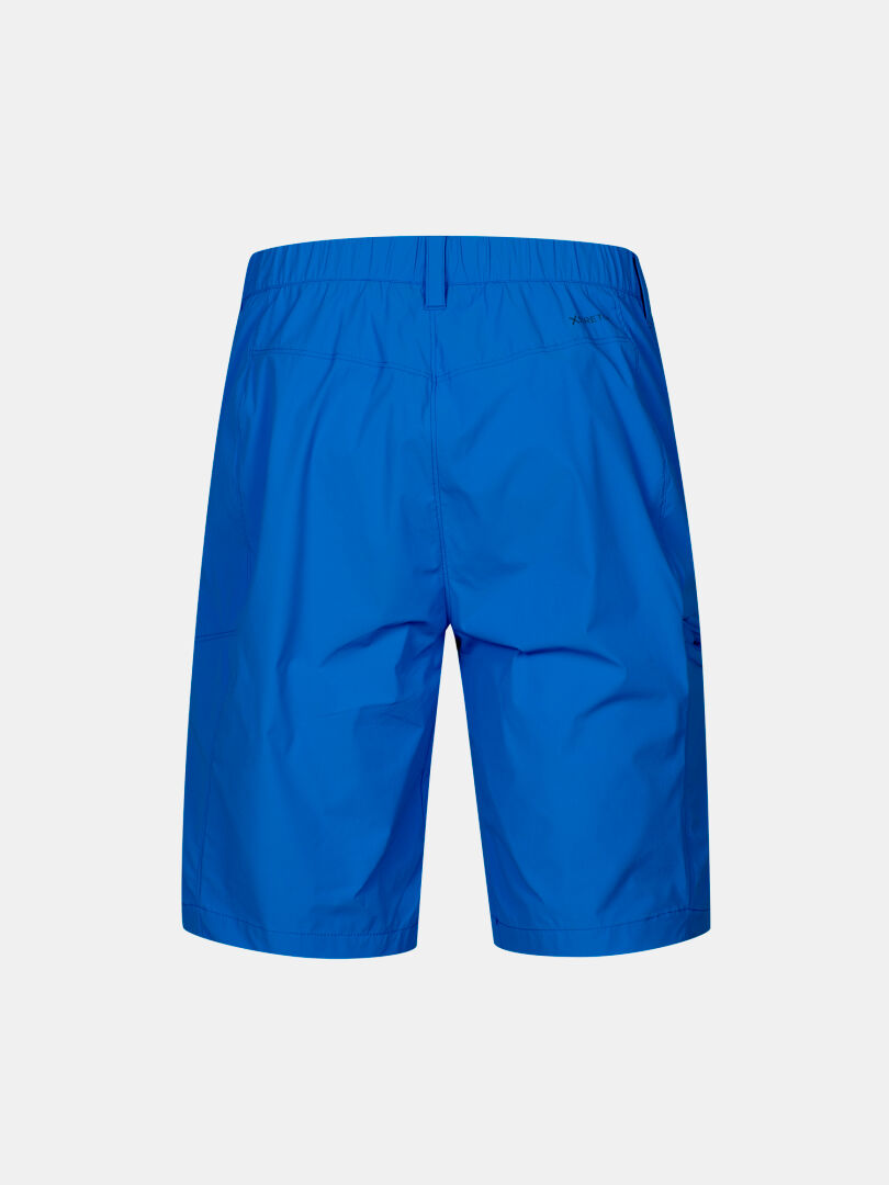 Halti Pallas Cool X-stretch -miesten kirkkaan siniset shortsit, kuvattu takaa valkoisella pohjalla.