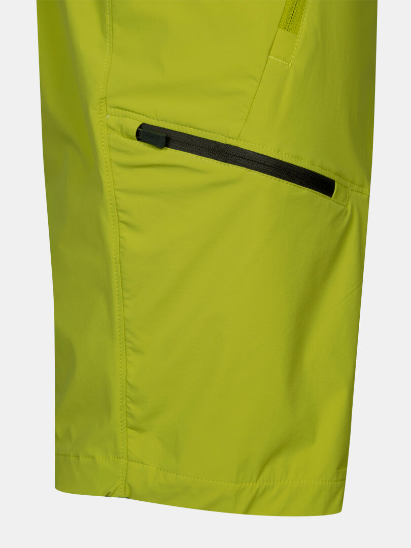 Lähikuva Halti Pallas Cool X-stretch Miesten -shortseista, UPF 90+, limenvihreät, musta vetoketjutasku ja näkyvät tikkaukset.