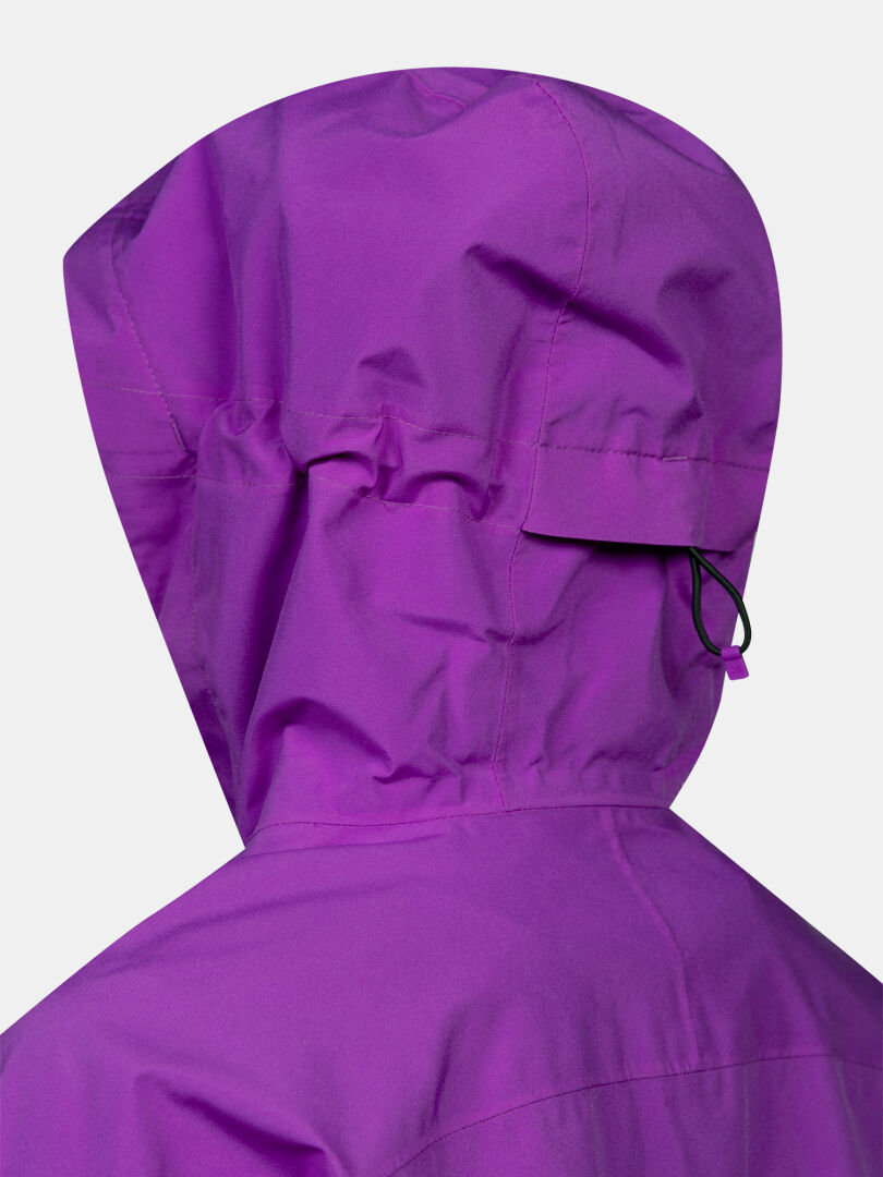 Lähikuva violettisesta Halti Kaltimo DX Kuoritakki Naisten Plus -takista, jossa näkyy takana oleva hupun kiristysnauha.