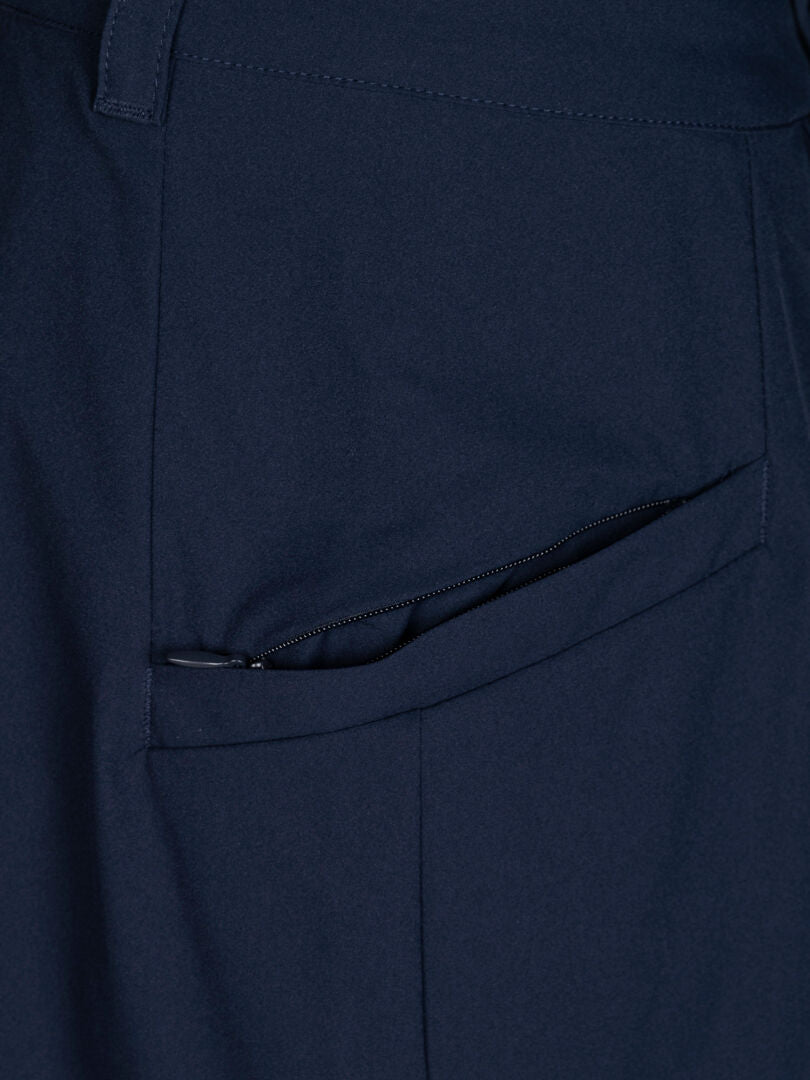 Lähikuvassa Halti Drive X-stretch Shortsihame Naisten tummansininen, jossa on osittain näkyvä musta vetoketju.
