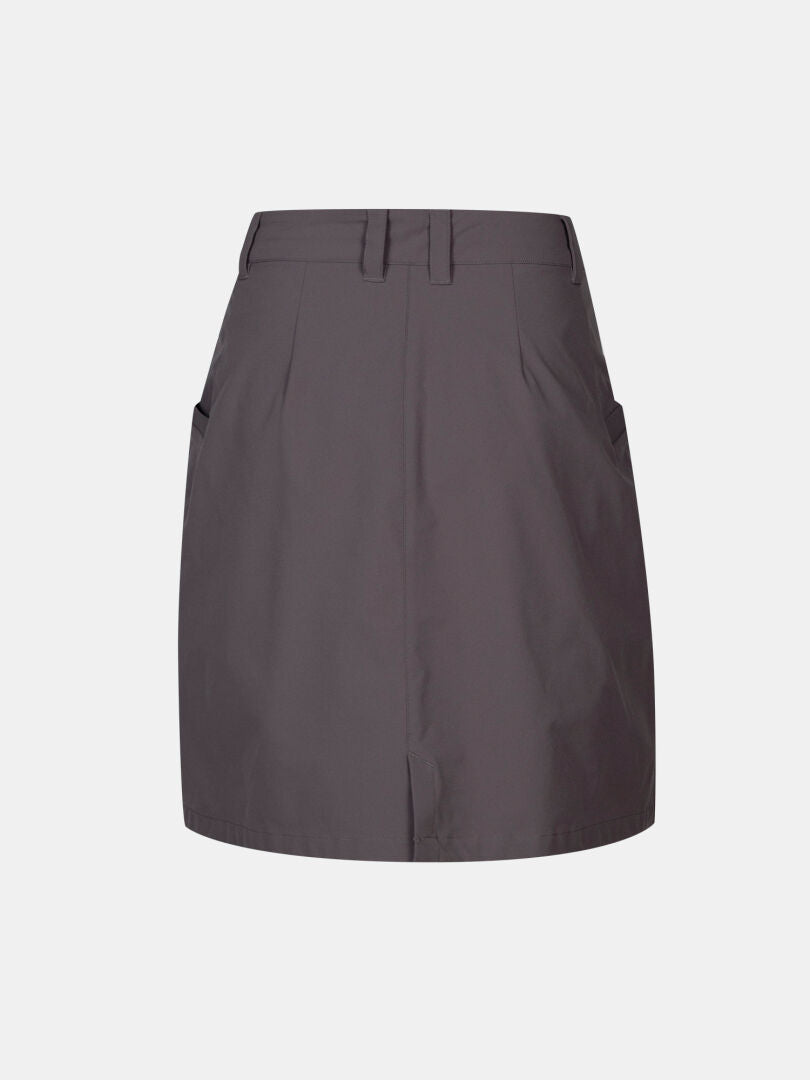 Halti Drive X-stretch Shortsihame Naisten Plus on tummanharmaa, polvipituinen hame, jossa on vyölenkit ja sivutaskut.