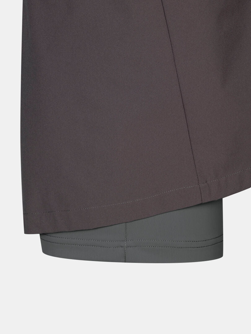 Lähikuva Halti Drive X-stretch Shortsihame Naisten Plus -paidan helmasta vaaleanharmaalla kankaalla.