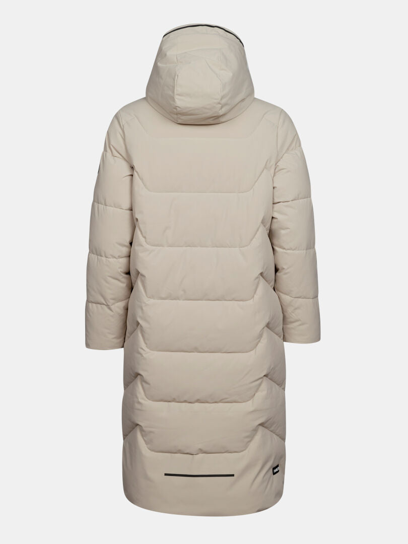 Halti Brahe Puffer Pitkä Talvitakki Naisten, väri beige, kuvassa takapuolelta: vaakasuuntaiset tikaukset ja piilovetoketju.