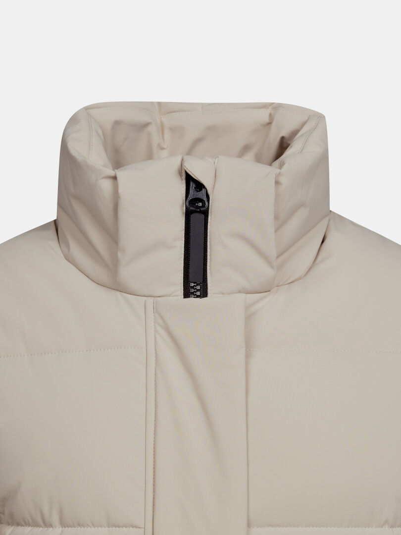 Lähikuva Halti Brahe Puffer Pitkä Talvitakki Naisten -takista, beige, korkea kaulus, musta vetoketju, DrymaxX-materiaali.