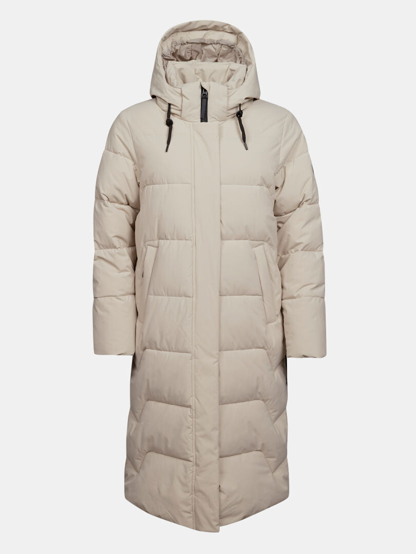 Halti Brahe Puffer Pitkä talvitakki naisille: beige, hupullinen, vetoketjullinen edessä, 2 taskua, mustat kiristysnauhat valkoisella pohjalla.