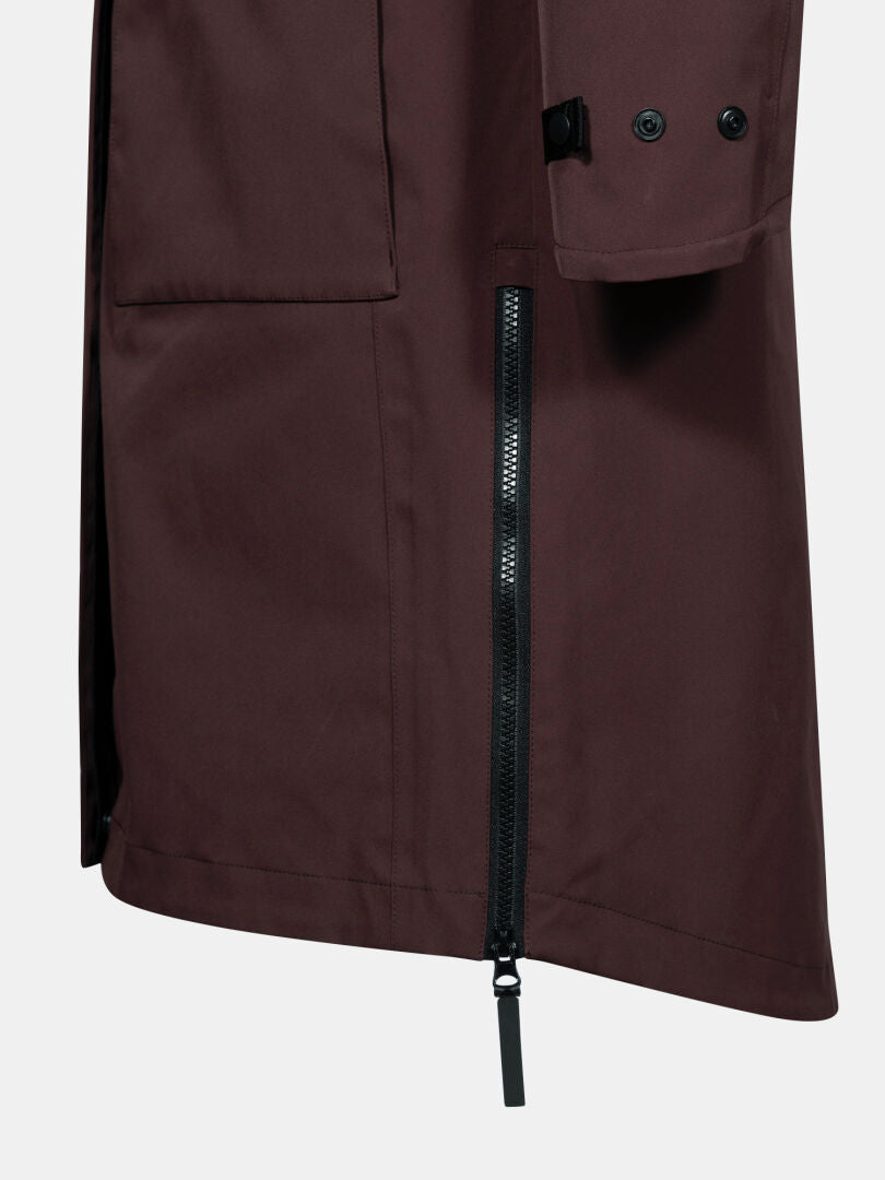 Lähikuva ruskeankeltaisesta Halti Tokoi II DX Parkatakki Naisten mustalla vetoketjulla ja suurella alataskulla.