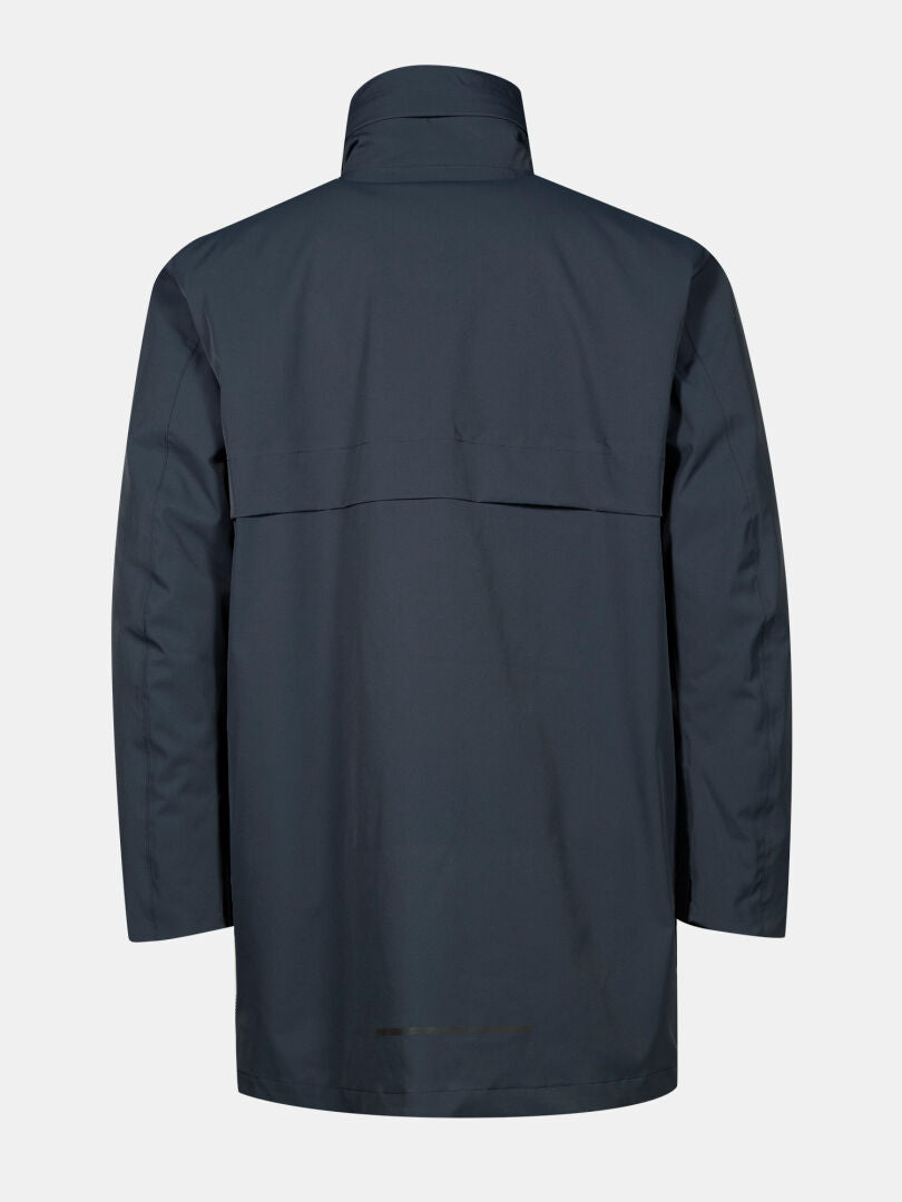 Halti Synkas II 3in1 DX Parka Miesten -merkkisessä navy-merkkisessä takakuvassa on korkea kaulus ja tuulettuva läppä.