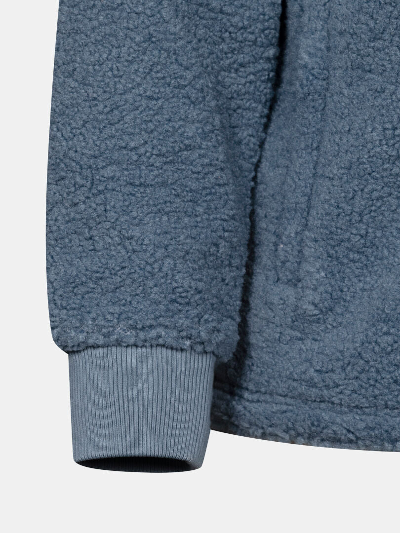 Halti Lykky Fleecetakki Miesten -takkiin kuuluvan hihan yksityiskohdissa näkyy resorihihansuu, pehmeä fleece-kangas ja näkyvä sauma.