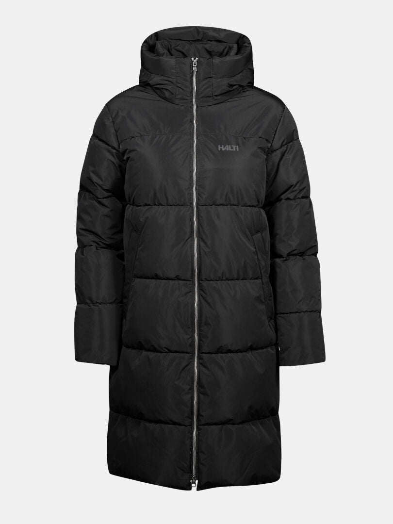Halti Sammal Topattu Parkatakki Naisten on pitkä musta parka, jossa on huppu, vetoketju, logo ja Microtherm Thermofill.