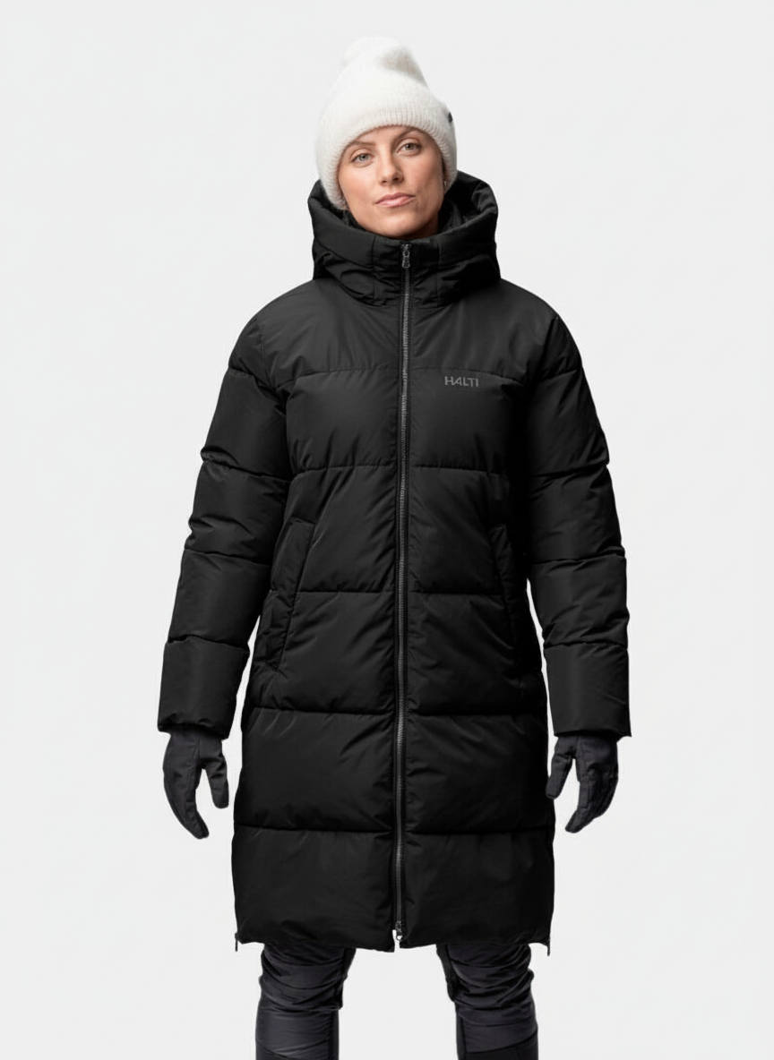 Henkilö käyttää Halti Sammal Topattu Parkatakki Naisten DrymaxX-kangasta tavallista vaaleaa taustaa vasten.