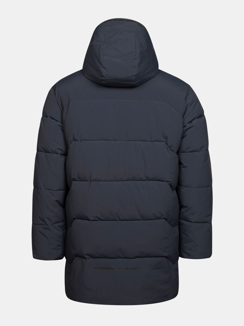 Halti Brahe Puffer Parka Miesten -takki takaa katsottuna, musta, hupulla, pitkillä hihoilla ja tikatulla kuviolla yksivärisellä taustalla.