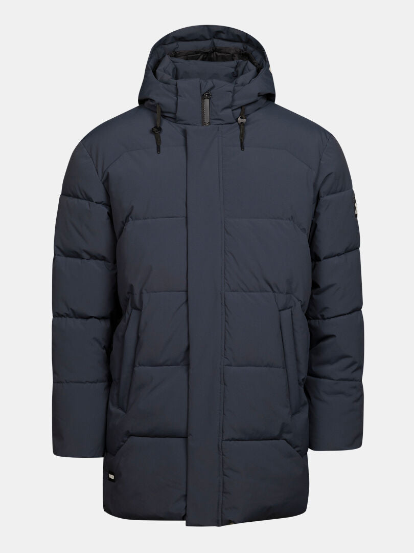 Halti Brahe Puffer Parka Miesten: tummansininen, DrymaxX, huppu, vetoketju edessä, kaksi taskua, valkoisella taustalla.