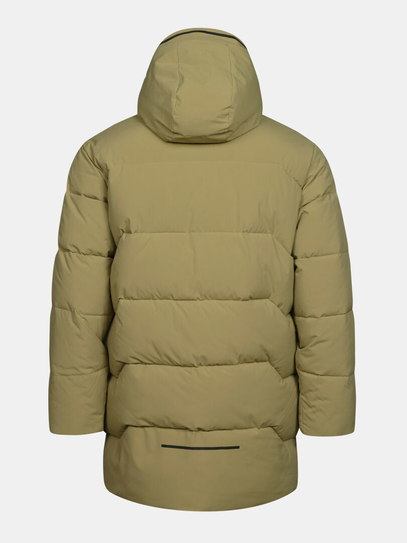 Halti Brahe Puffer Parka Miesten -takki takaa katsottuna, vaalean oliivinvärinen, hupulla, tikatuilla saumoilla ja DrymaxX-materiaalilla.