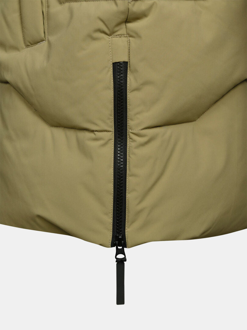 Lähikuva Halti Brahe Puffer Parka Miesten -takista, väri khaki, jossa on näkyvä musta vetoketju keskellä.