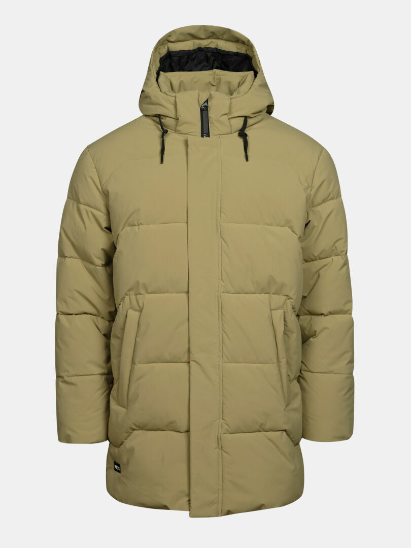 Halti Brahe Puffer Parka Miesten, beige, DrymaxX-materiaalilla, huppu, vetoketju edessä ja 2 isoa taskua valkoisella taustalla.