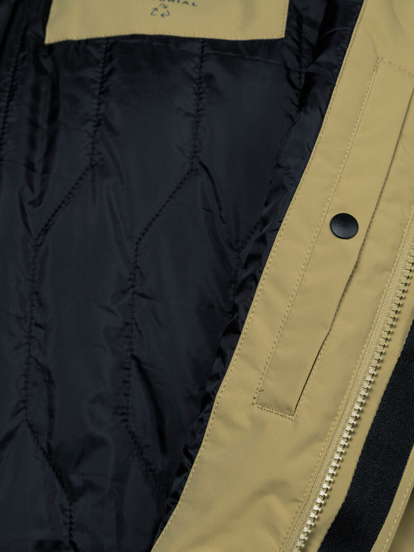 Lähikuva Halti Kortteli DX Parka Miesten -takin sisäpuolesta, jossa on musta tikattu Microtherm-vuori, vetoketju ja painonappi.