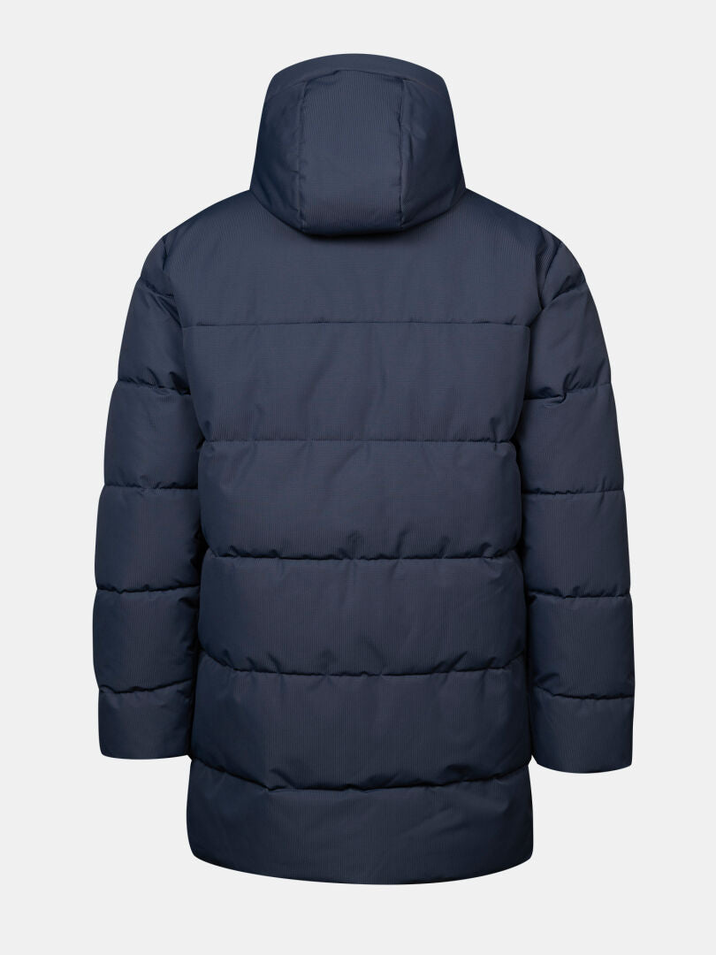 Halti Kaimoa Kevytvanutakki Miesten parka, tummansininen, huppu, kuvattu takaa vaaleanharmaalla taustalla.
