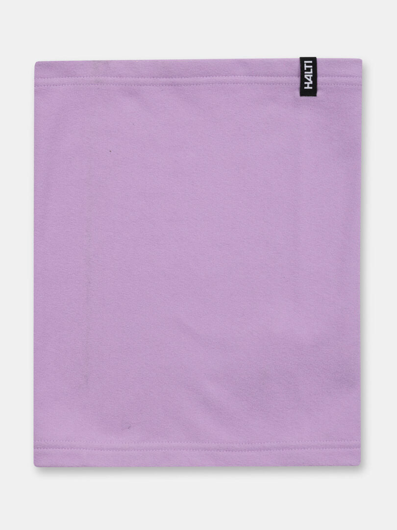 Vaalean violetti Halti Trone Fleece -putkahuivi, jonka yläreunassa on pieni musta tuotemerkkilappu.