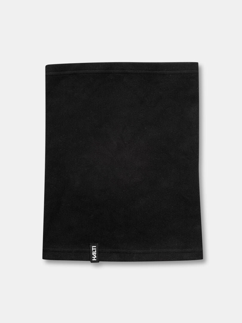 Halti Trone Fleece Tuubihuivi on musta tuubihuivi, jossa on pieni valkoinen logolappu, ihanteellinen kerrospukeutumiseen.