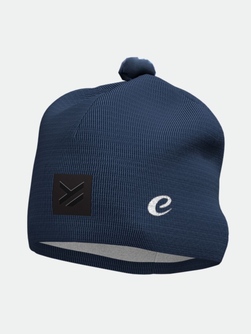 Halti Pilke Pipo - Electrofit on tummansininen merinovillainen pipo, jossa on musta laastari ja pieni valkoinen kirjailtu e.