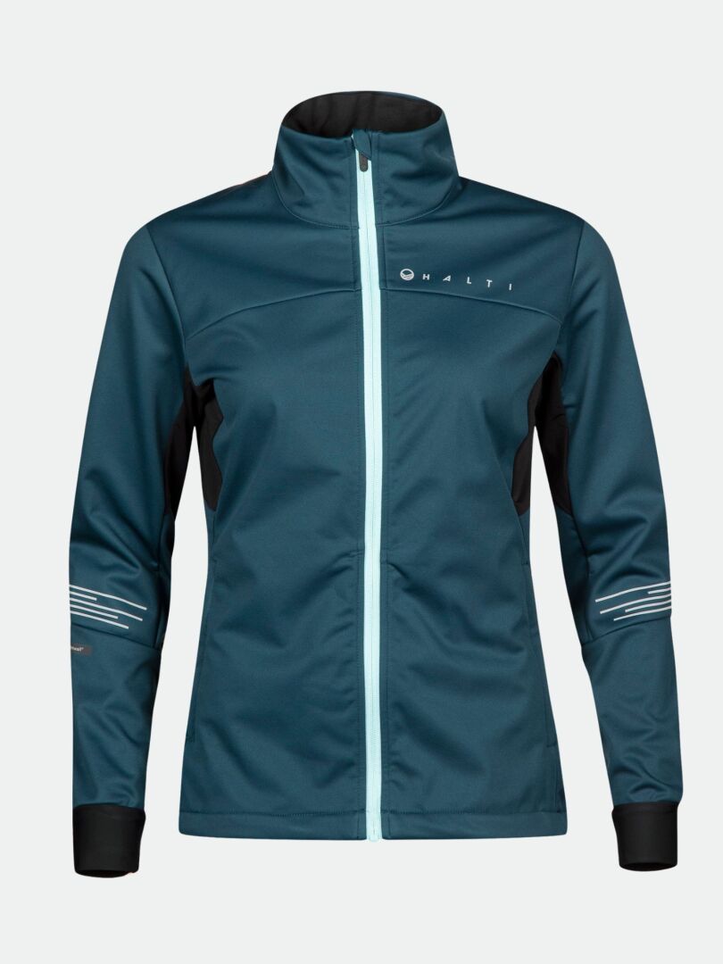 Halti Siide Hiihtopuku Naisten: tiilenpunainen softshell-takki, vaaleansininen vetoketju, mustat sivut, valkoinen logo rinnassa.