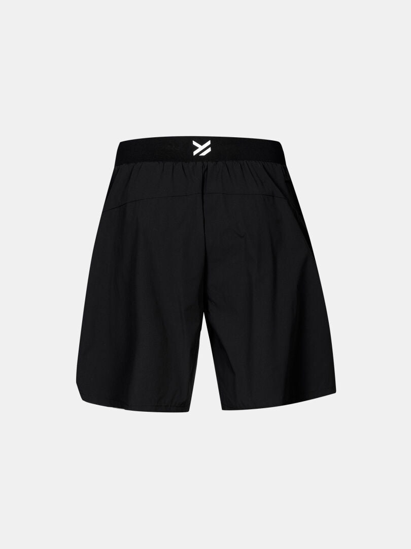 Mustan Halti Uurto Shortsit Miesten takakuva, jossa on leveä joustava vyötärönauha ja pieni valkoinen logo keskellä yläosassa.