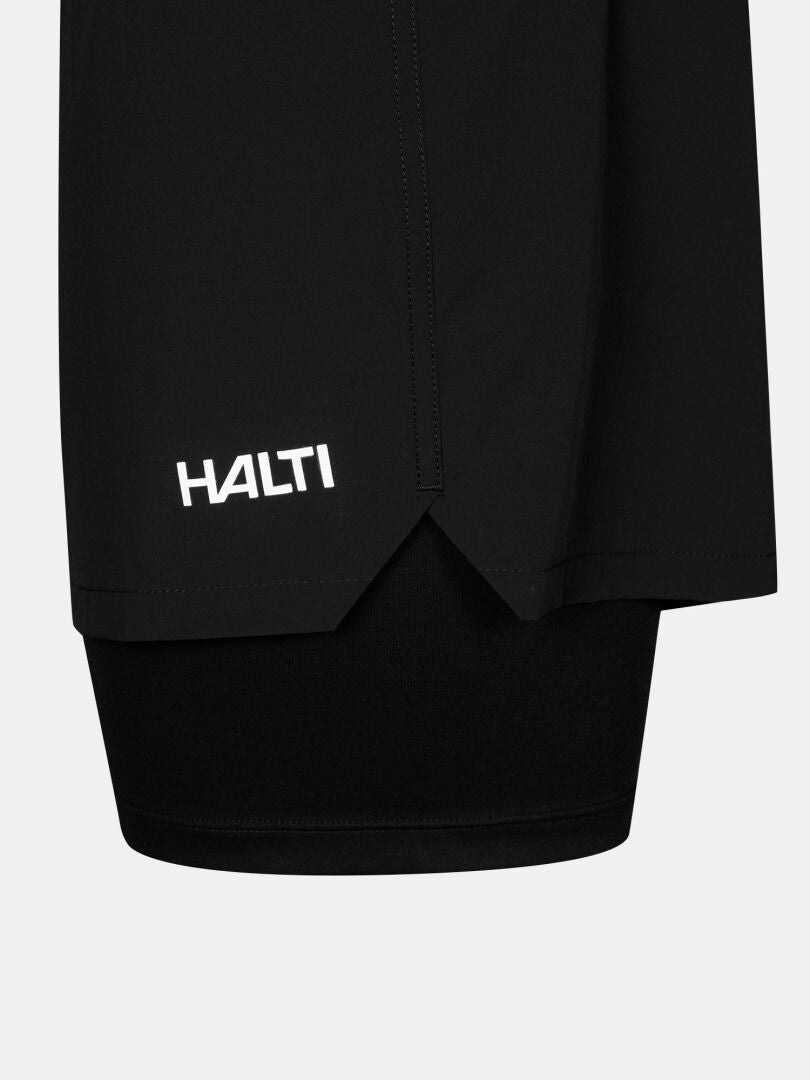 Lähikuva mustan Halti Uurto Shortsit Miesten helmasta, jossa HALTI on painettu valkoisella lähellä alareunaa.