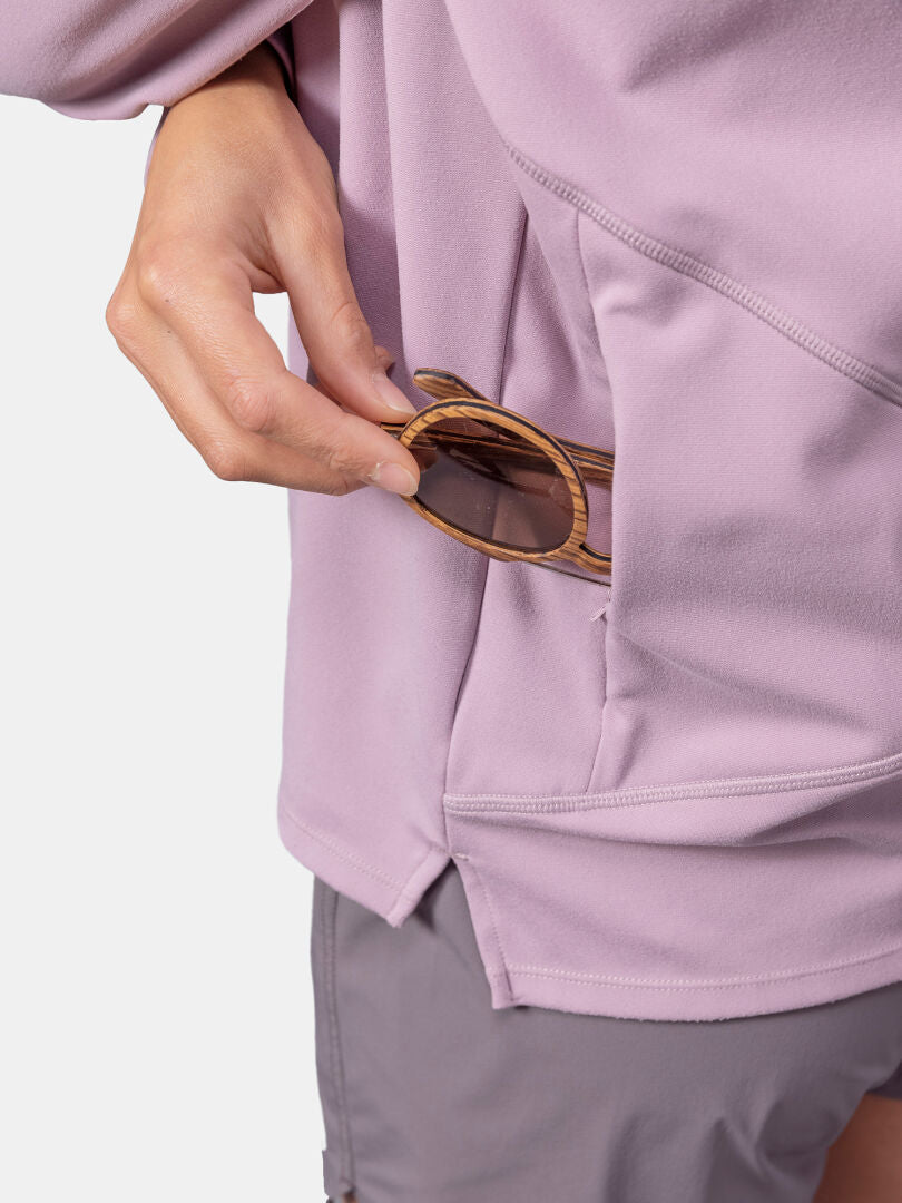 Joku laittaa aurinkolasit vaalean violetin Halti Kaltio Treenihuppari Naisten sivutaskuun.