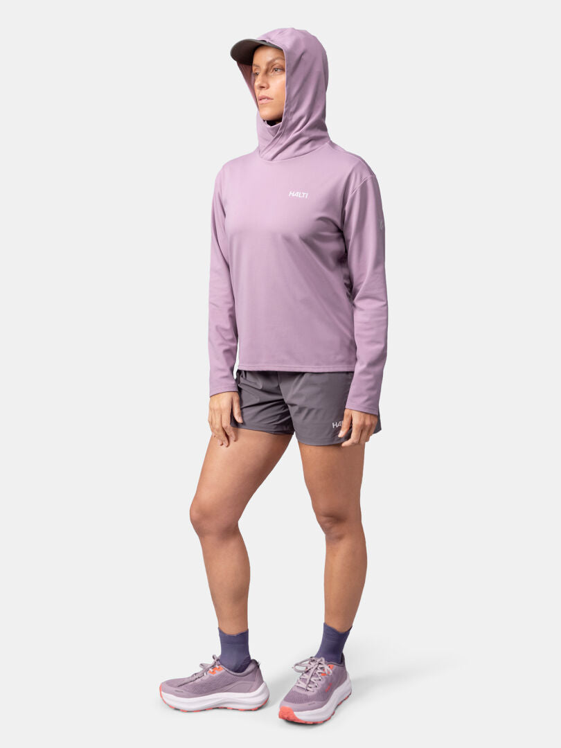 Henkilö Halti Kaltio Treenihuppari, harmaat shortsit ja violetit sukat - valmiina juoksuun tai ulkoiluun.