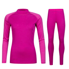 Halti Neva Merino Kerrasto Naisten: kirkkaan vaaleanpunainen setti aktiiviseen ulkokäyttöön, kuvassa valkoisella pohjalla.