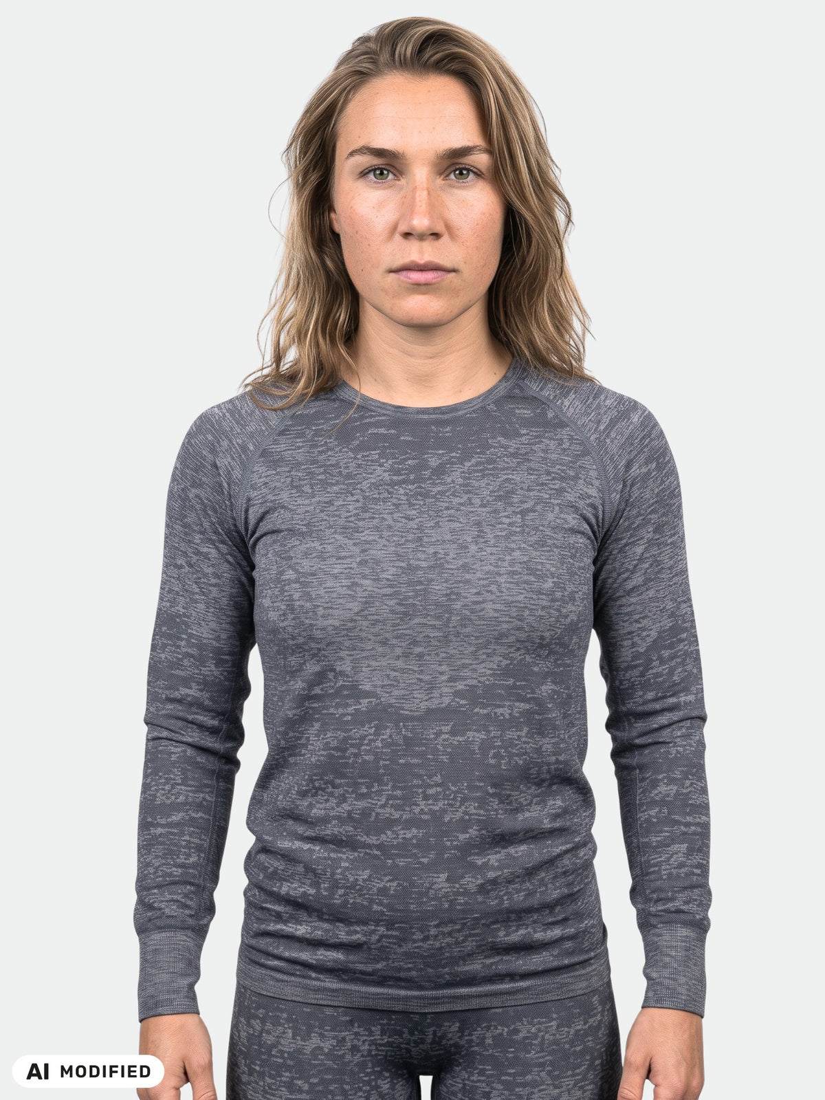 Nainen, jolla on yllään tummanharmaa, Free Recy Seamless Kerrasto Naisten Active Dry -merkkinen saumaton pitkähihainen aluspaita.