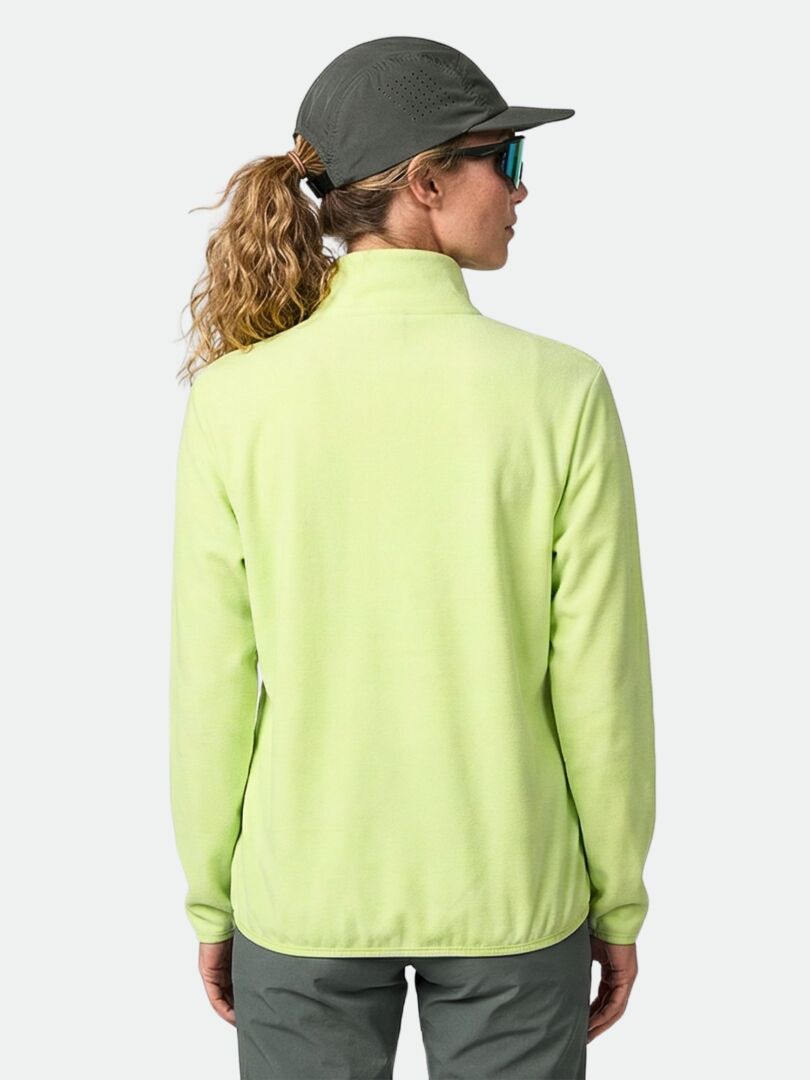 Vaaleanvihreään Halti Rockmoon Fleecetakki Naisten ja harmaaseen lippikseen pukeutunut henkilö takaapäin kuvattuna valmiina ulkoiluun.